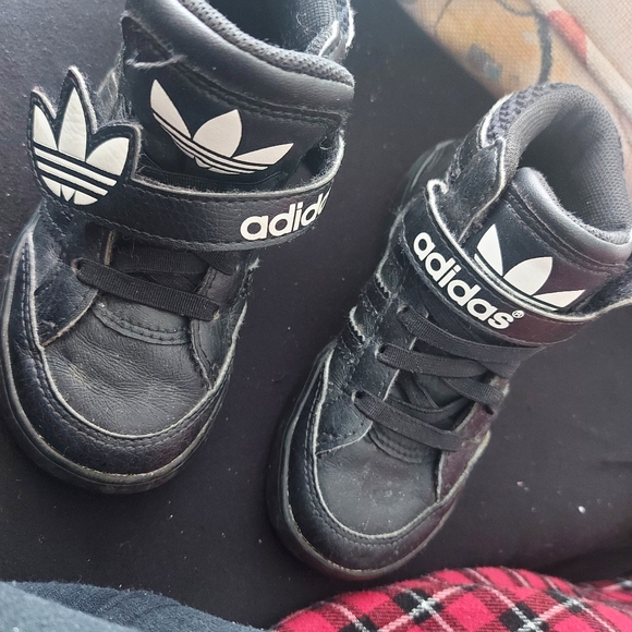 Adidas kids shoes - Picture 2 of 4